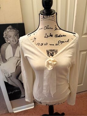 BCBGMAXAXRIA Cream V-Neck Knit Top with silk blend M